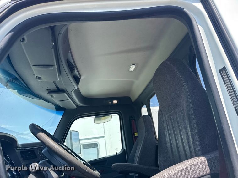image for item DY3287 2016 Peterbilt 579 truck cab and chassis