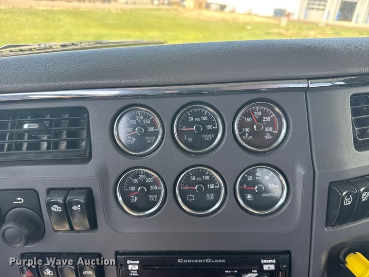 image for item DY3287 2016 Peterbilt 579 truck cab and chassis
