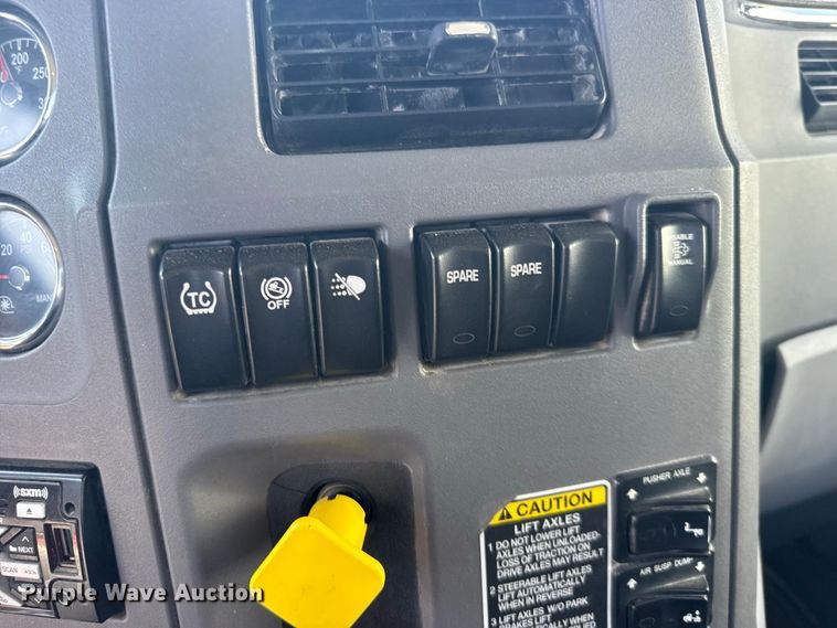 image for item DY3287 2016 Peterbilt 579 truck cab and chassis