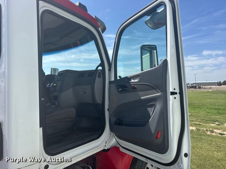 image for item DY3287 2016 Peterbilt 579 truck cab and chassis