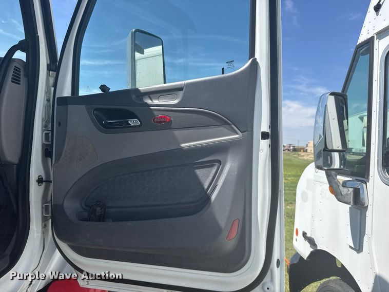image for item DY3287 2016 Peterbilt 579 truck cab and chassis