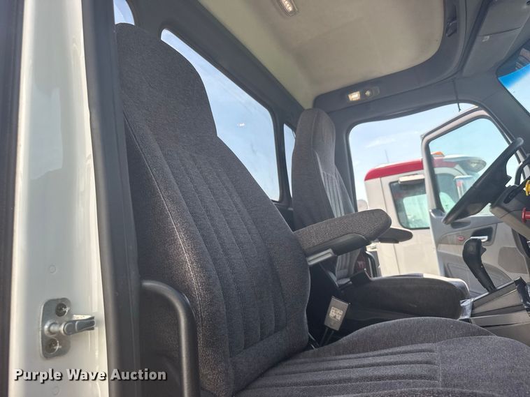 image for item DY3287 2016 Peterbilt 579 truck cab and chassis