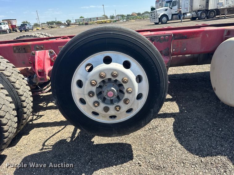 image for item DY3287 2016 Peterbilt 579 truck cab and chassis