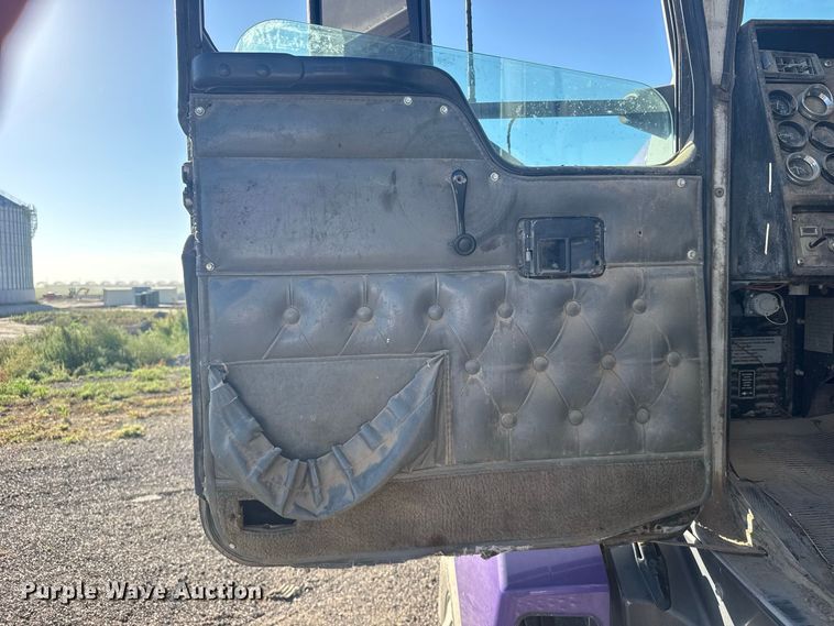 image for item DY3296 1998 Kenworth T600 semi truck