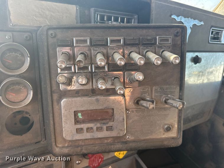 image for item DY3296 1998 Kenworth T600 semi truck