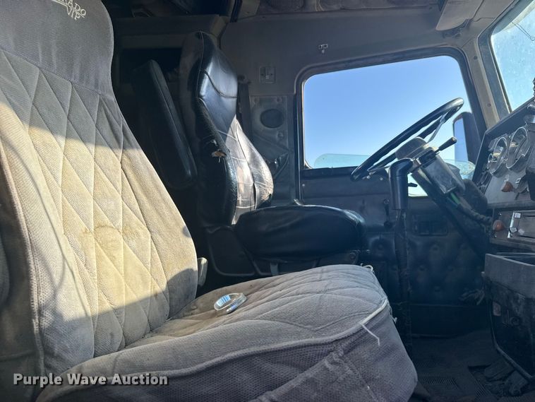 image for item DY3296 1998 Kenworth T600 semi truck