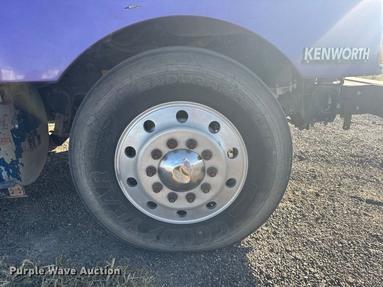 image for item DY3296 1998 Kenworth T600 semi truck