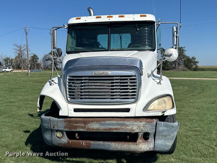 image for item DY3299 2002 Freightliner Columbia semi truck