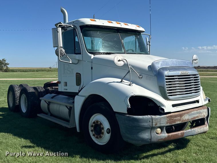 image for item DY3299 2002 Freightliner Columbia semi truck