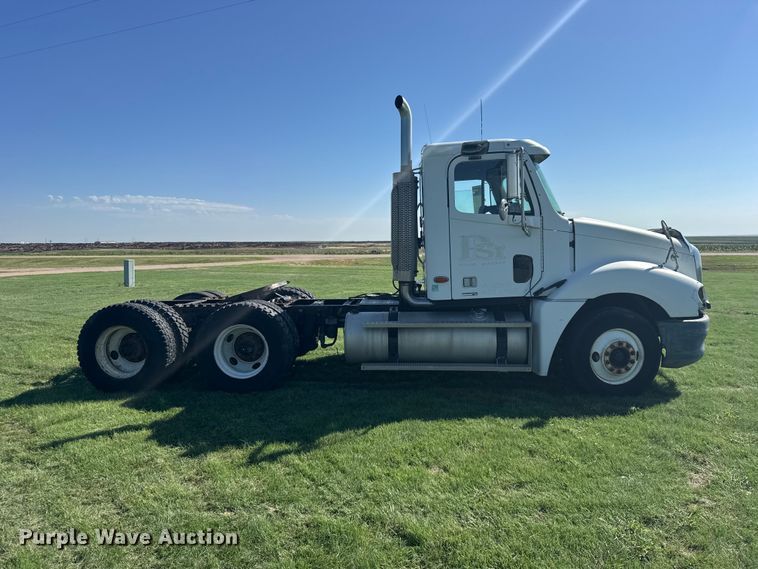 image for item DY3299 2002 Freightliner Columbia semi truck