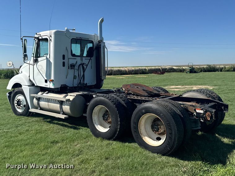 image for item DY3299 2002 Freightliner Columbia semi truck