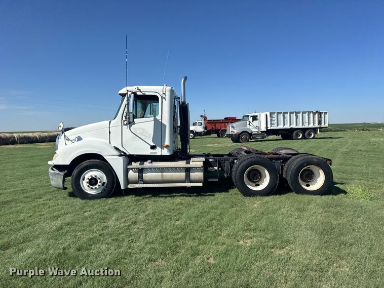 image for item DY3299 2002 Freightliner Columbia semi truck