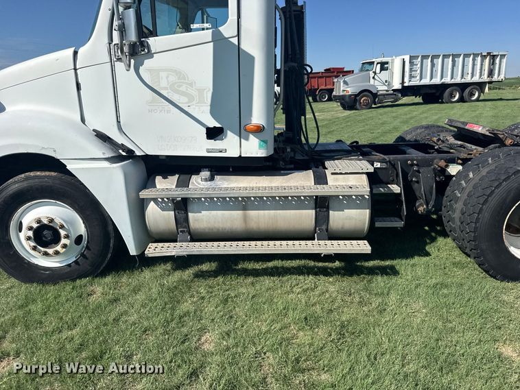 image for item DY3299 2002 Freightliner Columbia semi truck