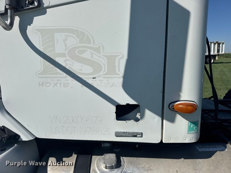image for item DY3299 2002 Freightliner Columbia semi truck