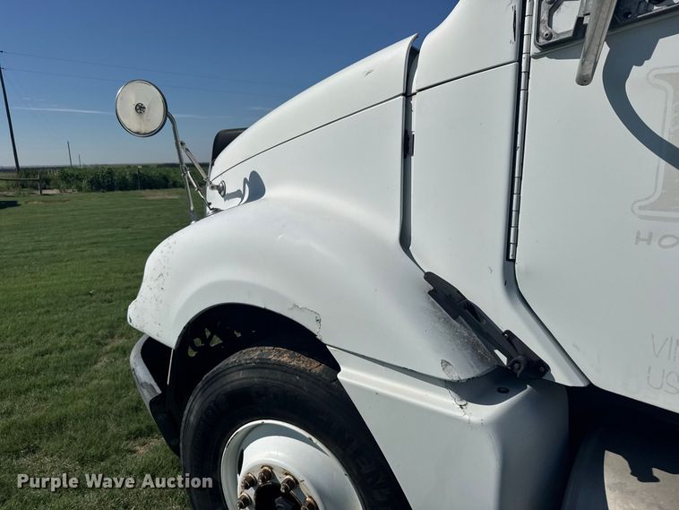 image for item DY3299 2002 Freightliner Columbia semi truck