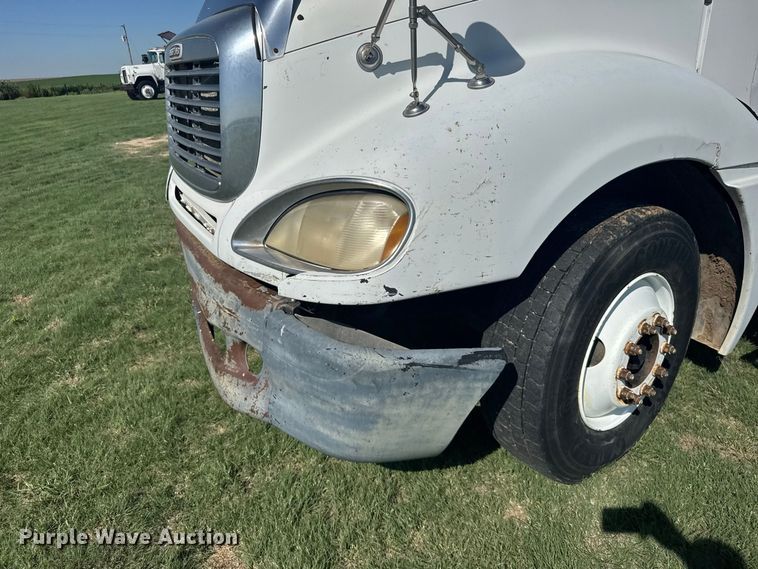 image for item DY3299 2002 Freightliner Columbia semi truck