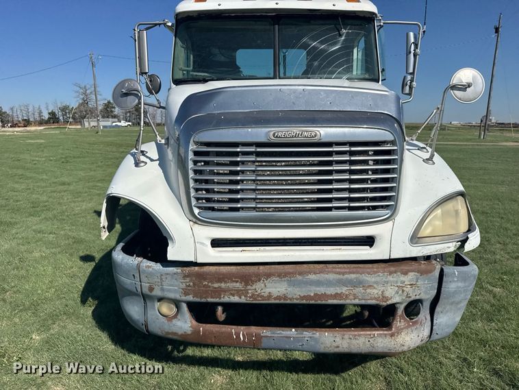 image for item DY3299 2002 Freightliner Columbia semi truck