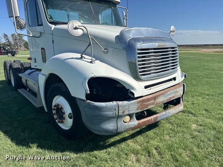 image for item DY3299 2002 Freightliner Columbia semi truck