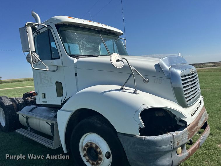 image for item DY3299 2002 Freightliner Columbia semi truck