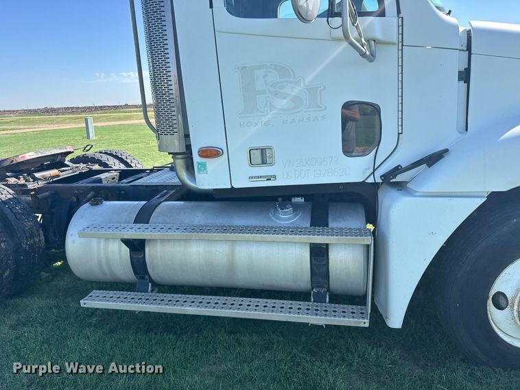 image for item DY3299 2002 Freightliner Columbia semi truck