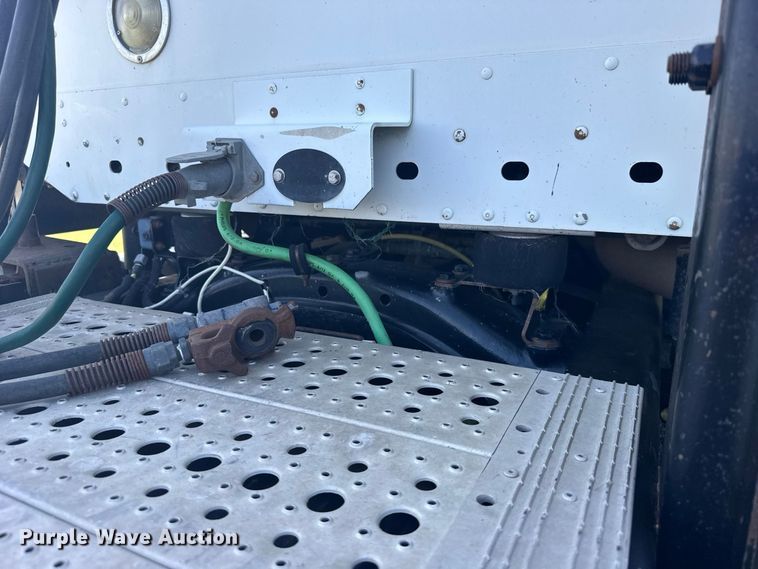 image for item DY3299 2002 Freightliner Columbia semi truck