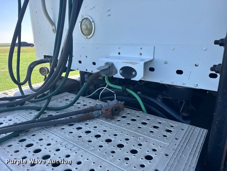 image for item DY3299 2002 Freightliner Columbia semi truck