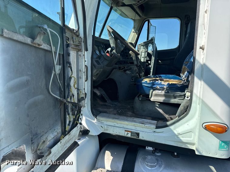 image for item DY3299 2002 Freightliner Columbia semi truck