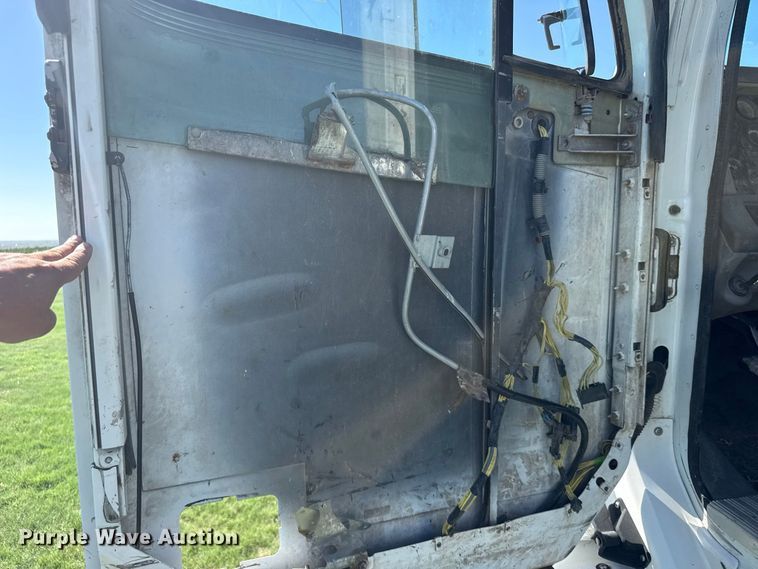 image for item DY3299 2002 Freightliner Columbia semi truck