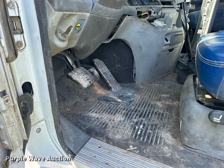 image for item DY3299 2002 Freightliner Columbia semi truck