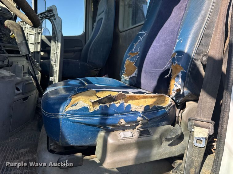 image for item DY3299 2002 Freightliner Columbia semi truck