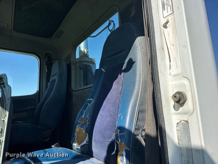 image for item DY3299 2002 Freightliner Columbia semi truck