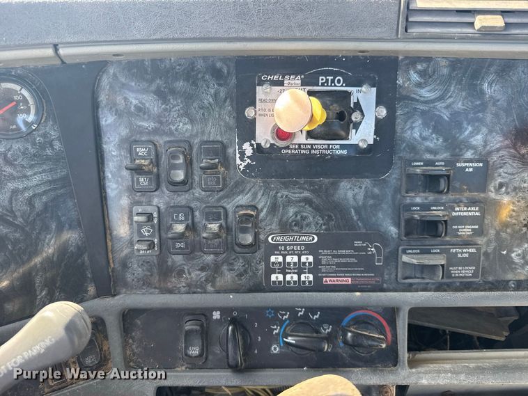 image for item DY3299 2002 Freightliner Columbia semi truck