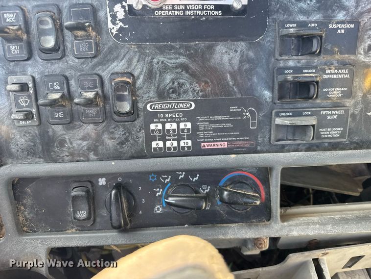 image for item DY3299 2002 Freightliner Columbia semi truck