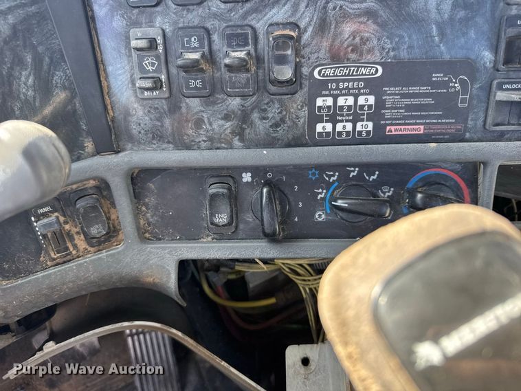 image for item DY3299 2002 Freightliner Columbia semi truck