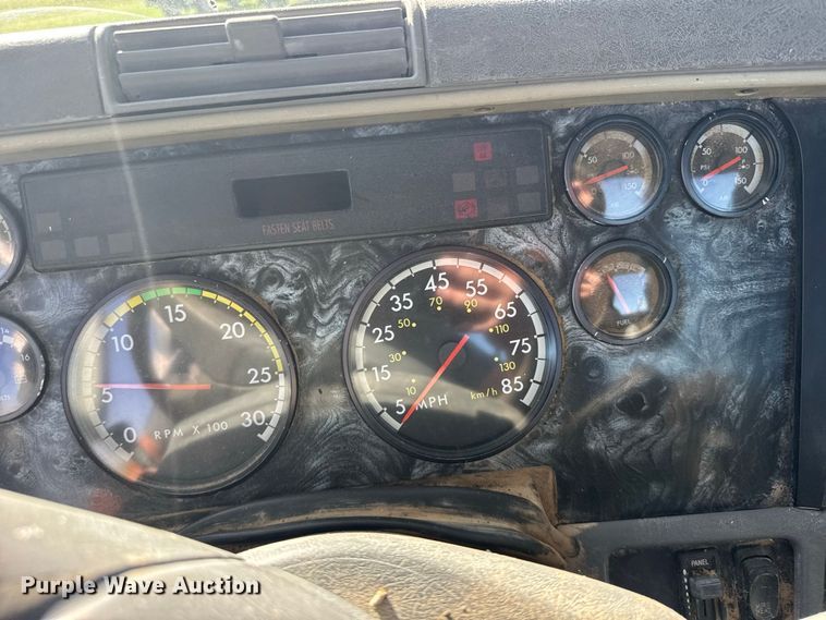 image for item DY3299 2002 Freightliner Columbia semi truck