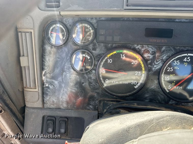 image for item DY3299 2002 Freightliner Columbia semi truck