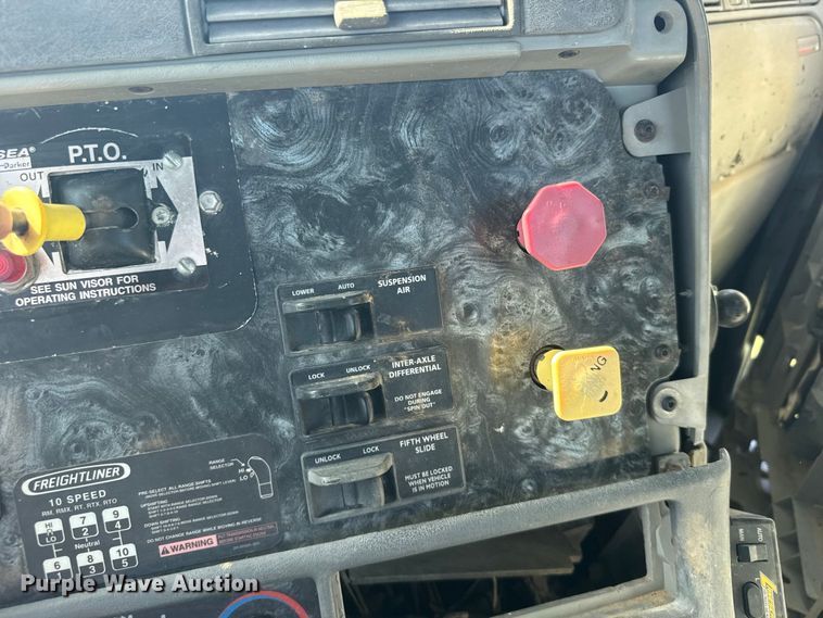 image for item DY3299 2002 Freightliner Columbia semi truck
