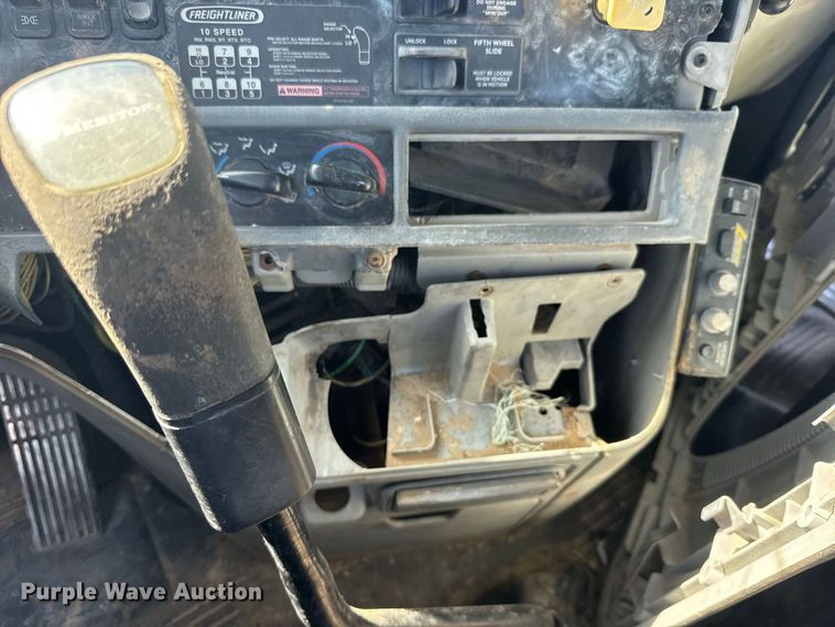 image for item DY3299 2002 Freightliner Columbia semi truck