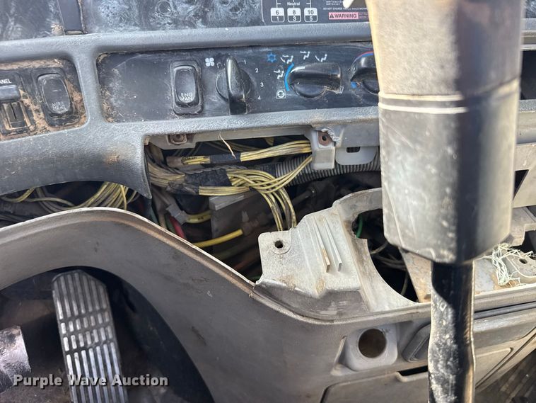 image for item DY3299 2002 Freightliner Columbia semi truck