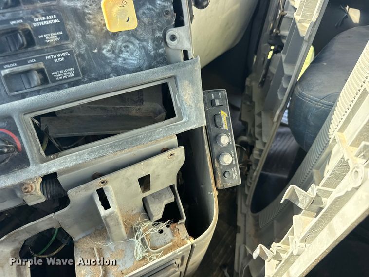 image for item DY3299 2002 Freightliner Columbia semi truck