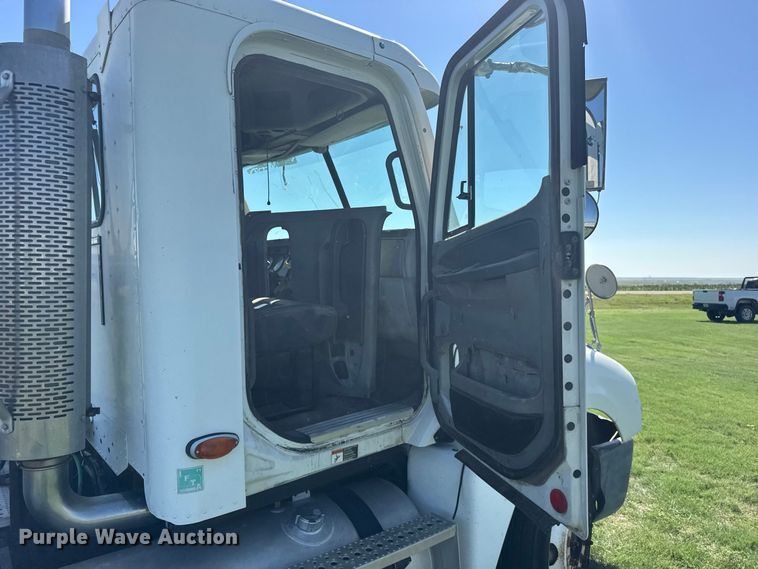 image for item DY3299 2002 Freightliner Columbia semi truck