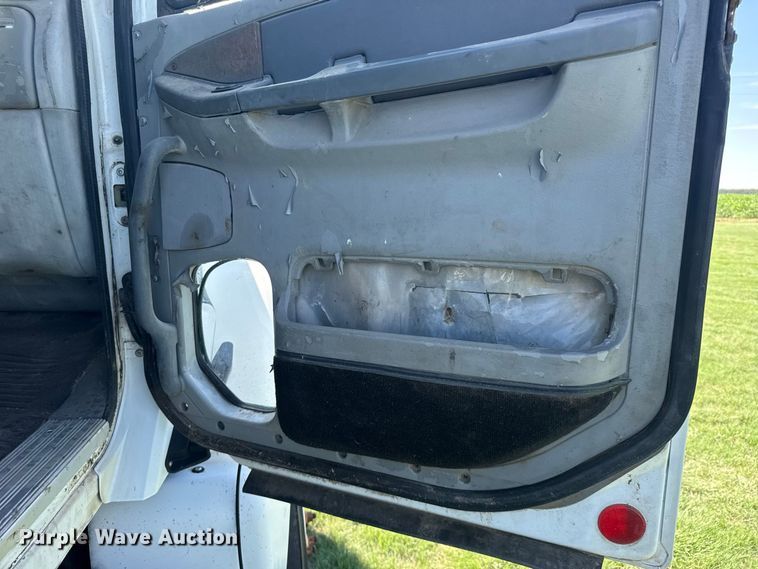 image for item DY3299 2002 Freightliner Columbia semi truck