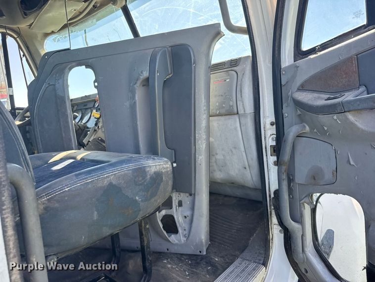 image for item DY3299 2002 Freightliner Columbia semi truck