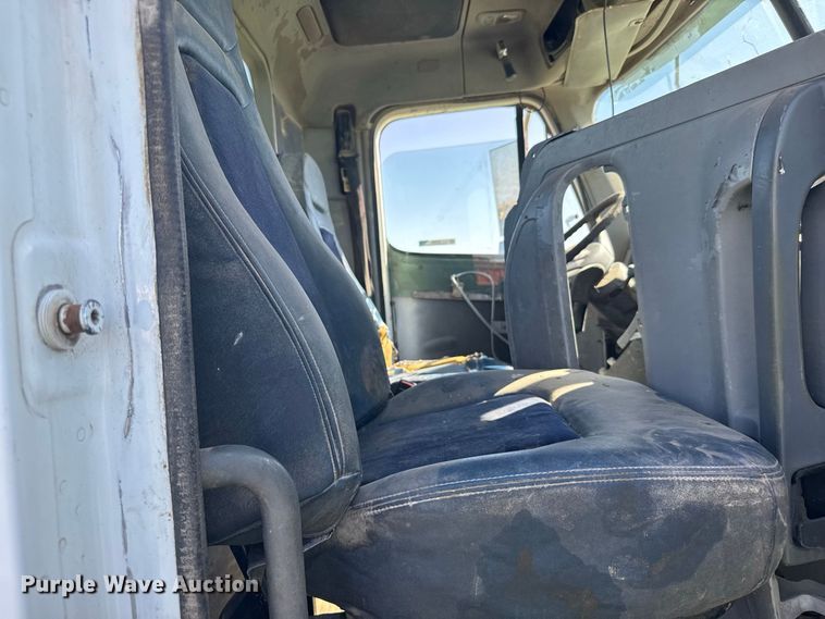 image for item DY3299 2002 Freightliner Columbia semi truck