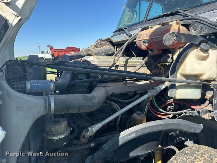 image for item DY3299 2002 Freightliner Columbia semi truck