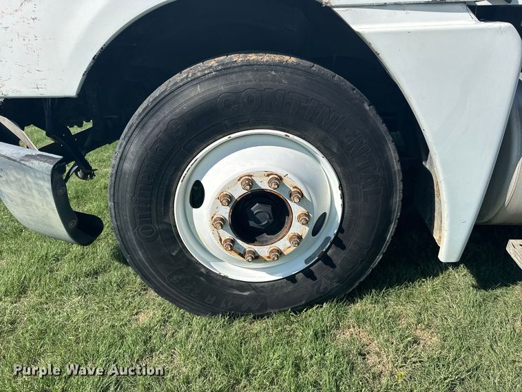 image for item DY3299 2002 Freightliner Columbia semi truck