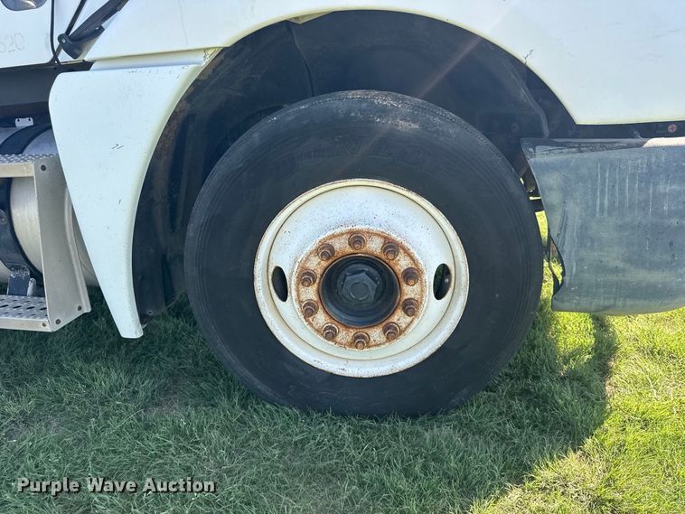 image for item DY3299 2002 Freightliner Columbia semi truck