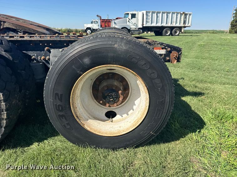 image for item DY3299 2002 Freightliner Columbia semi truck