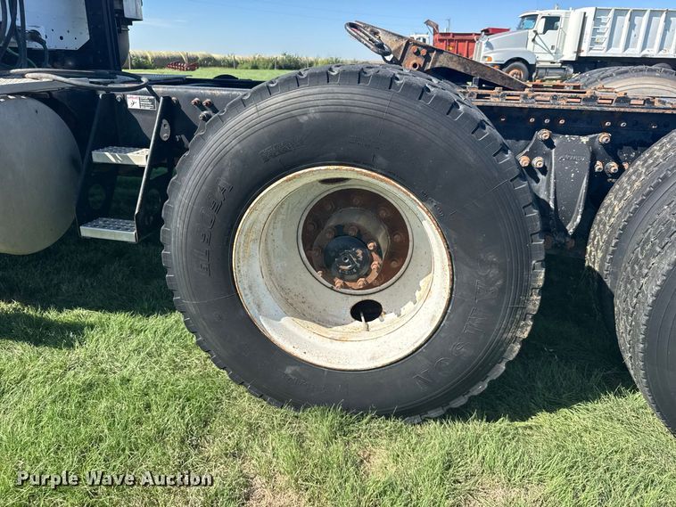 image for item DY3299 2002 Freightliner Columbia semi truck
