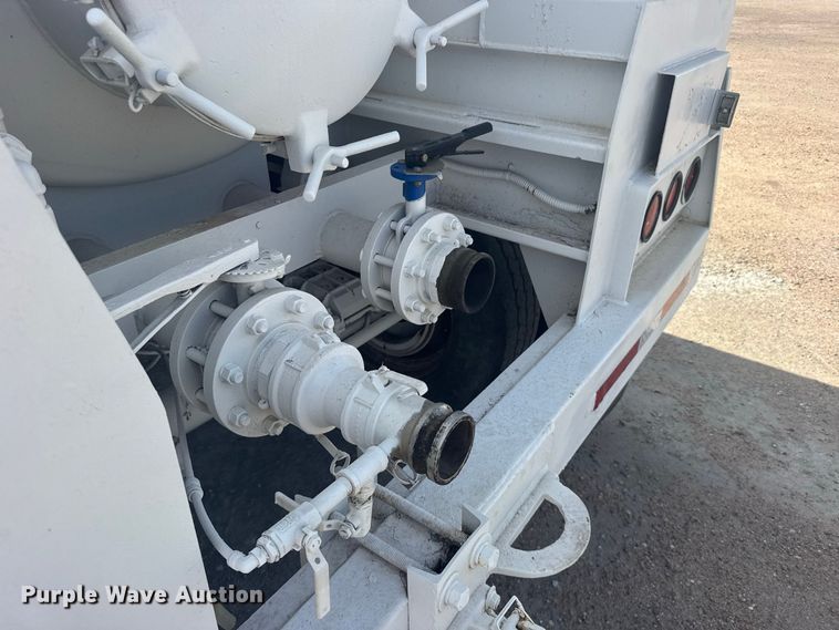 image for item DY3308 2012 Pinsa Cisterna vacuum trailer